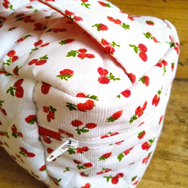 cerises (photo d'un vanity) trousse de toilette matelassée, entièrement fait main et surmesure, cadeau de naissance idéal! personnalisable avec prénom