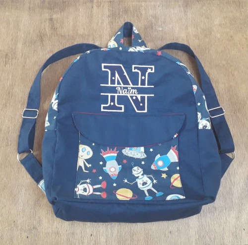sac à dos maternelle fait main, tissu au choix, personnalisé avec broderie prénom ou dessin, zippé et doté de bretelles ajustable sac à dos maternelle fait main, tissu au choix, personnalisé avec broderie prénom ou dessin, zippé et doté de bretelles ajustable