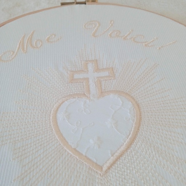 détail de la broderie anglaise dans le sacré coeur brodé tambour brodé artisanalement - sacré coeur - broderie anglaise - cadeau religieux en souvenir de sacrement catholique