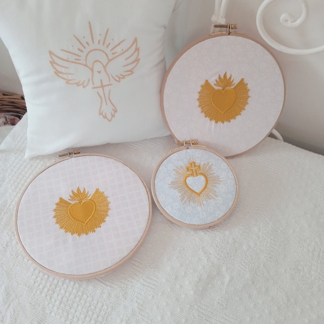 Tambour brodé Sacré-Cœur avec croix dorée, personnalisé prénom et date, sur tissu piqué de coton, cadeau chrétien baptême ou naissance