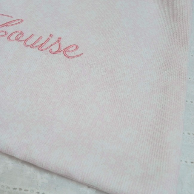 Broderie prénom sur un sac à bisous en tissu rose