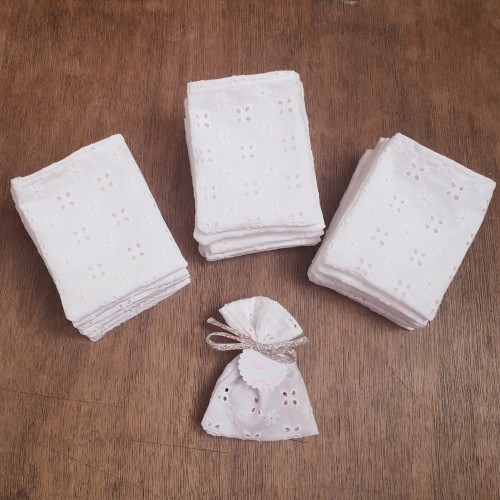 exemple de pochon à dragée broderie anglaise & cordon Liberty Eloise Pastel pochon à dragées broderie anglaise ajourée et cordon Liberty au choix, personnalisé avec étiquette