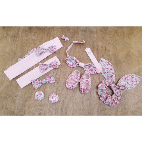 un noeud papillon pour bébé en mode bavoir