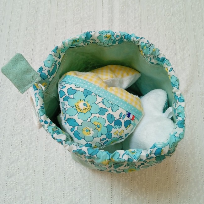 Intérieur du sac à bisous baluchon Intérieur d'un sac à bisous baluchon doublé avec ses cœurs en tissu
