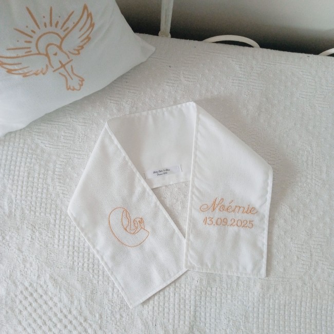 Vierge à l’Enfant à broder – Symbole de protection et d’amour divin, parfait pour personnaliser écharpes de baptême, linge, tambours ou trousses souvenirs.