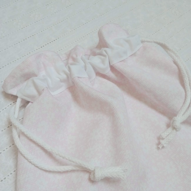 Fermeture coulissante d'un sac à bisous plat en tissu rose