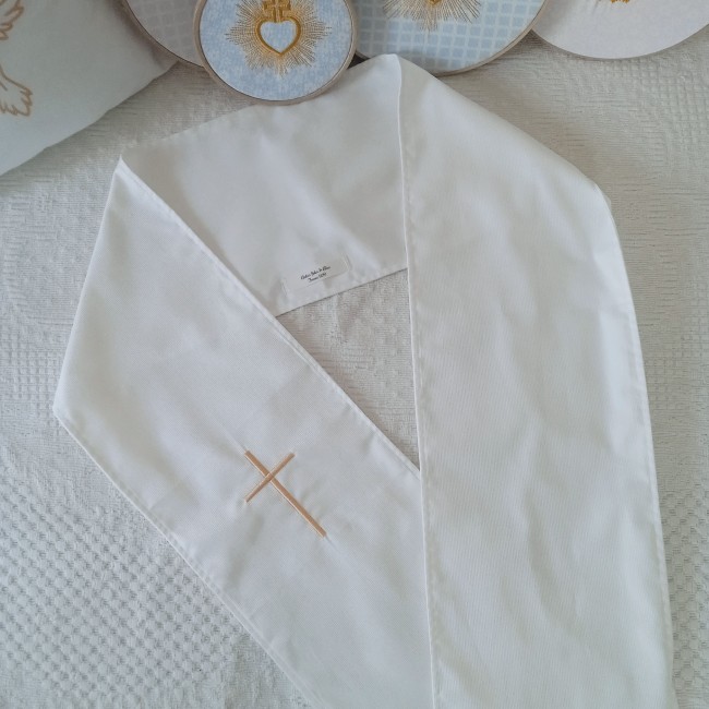 écharpe de baptême blanche personnalisée pour adulte avec broderie prénom et date (broderie or foncé) - Baptême de Pâques Écharpe de baptême adulte personnalisée, faite main, idéale pour un baptême à Pâques. Broderie prénom, date et motifs catholiques au choix.