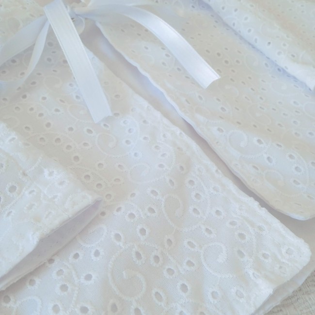 Cape de baptême blanche en broderie anglaise ajourée avec capuche festonnée et ruban de satin