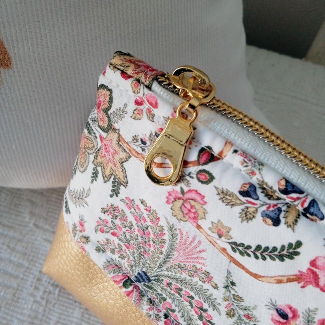 mini trousse de toilette très élégante, à personnaliser avec broderie prénom. idéal pour maquillage, pharmacie, à glisser dans son sac!