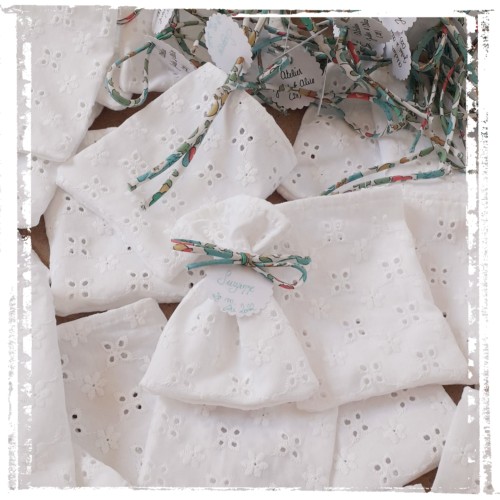 exemple de pochon à dragée broderie anglaise & cordon Liberty Betsy turquoise pochon à dragées broderie anglaise ajourée et cordon Liberty au choix, personnalisé avec étiquette