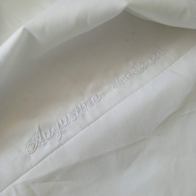 cape de baptême artisanale blanche, élégante, en broderie anglaise très raffinée