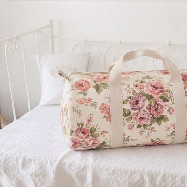 sac polochon motif brighton rose et écu, inspiration toile de jouy sac polochon en toile robuste et élégante
