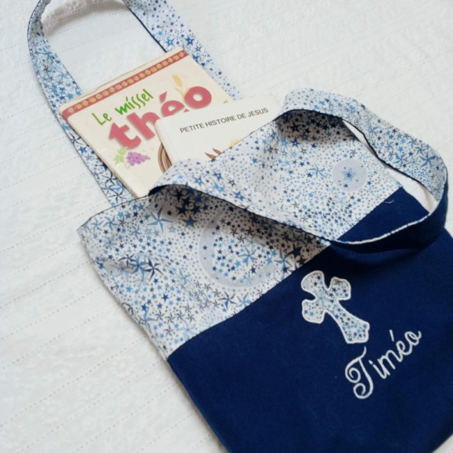 Petit sac de catéchisme personnalisé avec livre religieux et broderie prénom