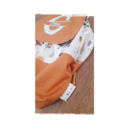 sac à dos maternelle JULES à cordon et rabat, fait main personnalisable avec broderie prénom