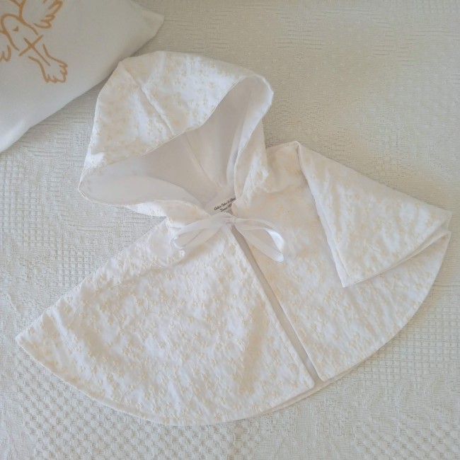 cape de baptême élégante, en tissu blanc brodée de délicates fleurettes ivoires, dotée d'une adorable capuche. cape de baptême élégante, en tissu blanc brodée de délicates fleurettes ivoires, dotée d'une adorable capuche.