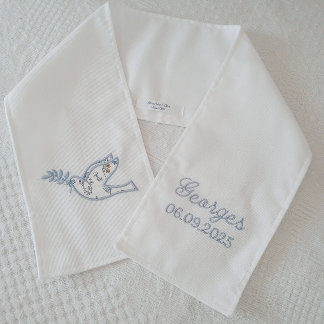 Echarpe ou Etole de baptême, à personnaliser avec prénom et date, elle constituera un délicat souvenir de ce sacrement. enfant, ado ou adulte! Echarpe ou Etole de baptême, à personnaliser avec prénom et date, elle constituera un délicat souvenir de ce sacrement. enfant, ado ou adulte!