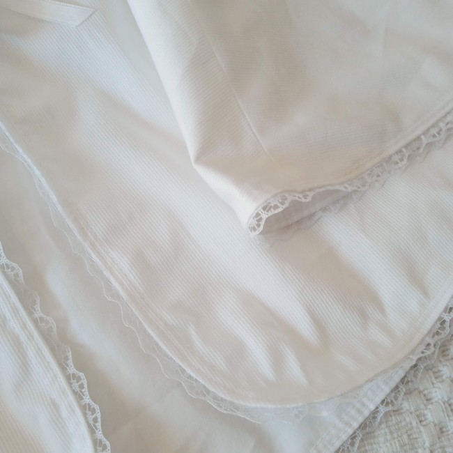 Cape de baptême blanche, fait main, sur mesure, avec capuche et pourtour en dentelle très élégante. personnalisable avec broderie religieuse, catho, spi