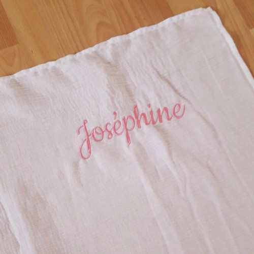 couverture étapes bébé brodé par mois