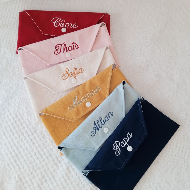 pochette en tissu, doublée, personnalisée avec broderie, pratique pour y ranger la serviette ou le bavoir de cantine!