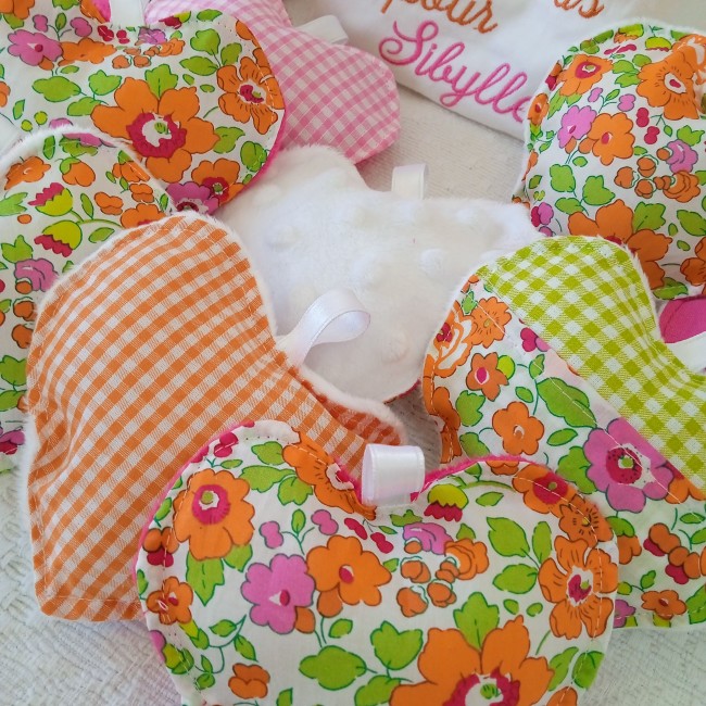 Cœurs bisous assortis en tissus fleuris et vichy Cœurs bisous en tissu fleuri et vichy assortis à un sac à bisous