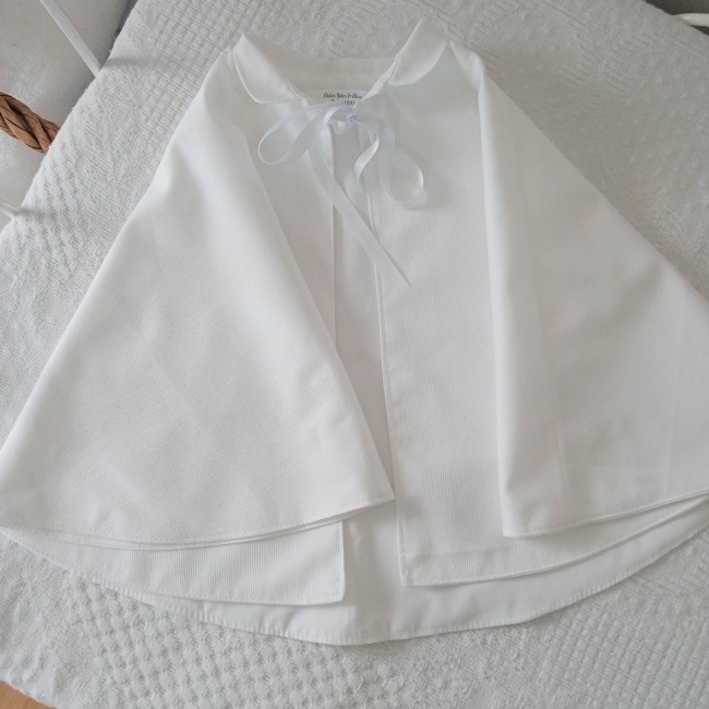 Cape de Baptême blanche, toute simple, personnalisable avec broderie du prénom, de la date et d'un motif reliegieux Cape de Baptême blanche, toute simple, personnalisable avec broderie du prénom, de la date et d'un motif reliegieux