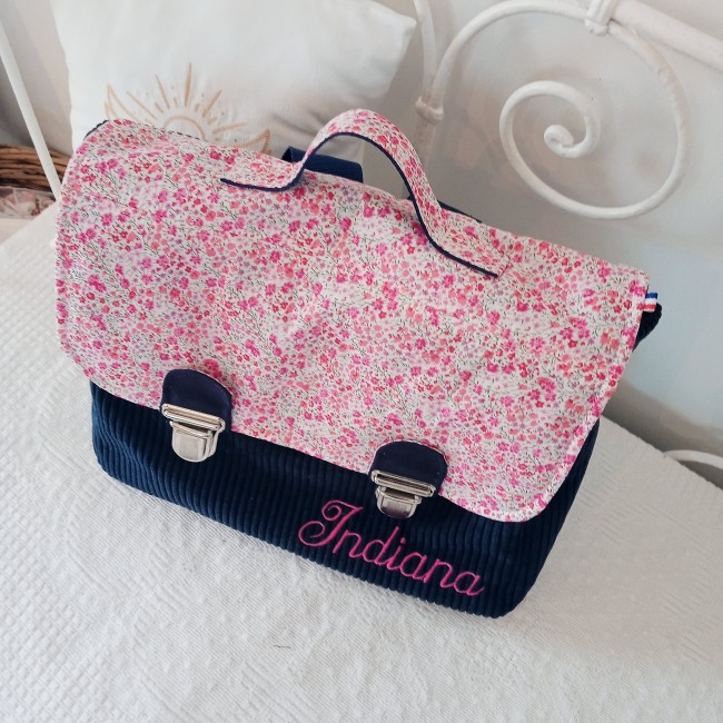 joli cadeau personnalisé pour la rentrée en maternelle, cartable tout doux en velours côtelé de la couleur de votre choix, avec broderie prénom