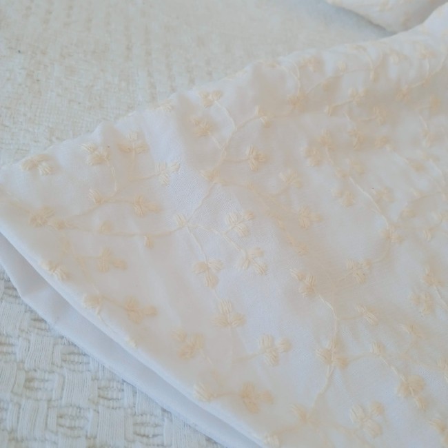 cape de baptême élégante, en tissu blanc brodée de délicates fleurettes ivoires, dotée d'une adorable capuche. cape de baptême élégante, en tissu blanc brodée de délicates fleurettes ivoires, dotée d'une adorable capuche.