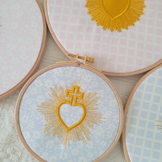 Tambour brodé Sacré-Cœur avec croix dorée, personnalisé prénom et date, sur tissu piqué de coton, cadeau chrétien baptême ou naissance