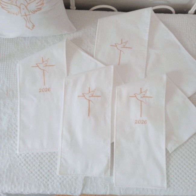 Écharpe de baptême artisanale brodée d’une croix et d'une colombe très épurée, personnalisable prénom/date. Cadeau religieux élégant et symbolique, fait main en coton milleraies blanc