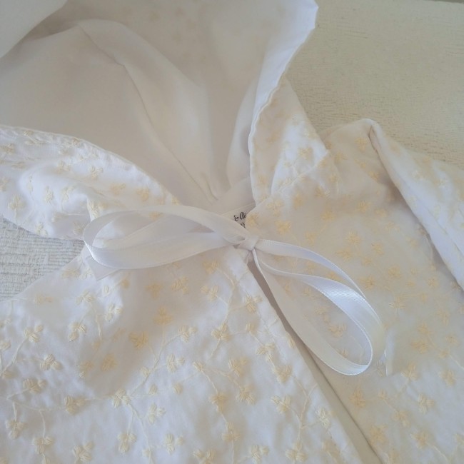 cape de baptême élégante, en tissu blanc brodée de délicates fleurettes ivoires, dotée d'une adorable capuche. cape de baptême élégante, en tissu blanc brodée de délicates fleurettes ivoires, dotée d'une adorable capuche.