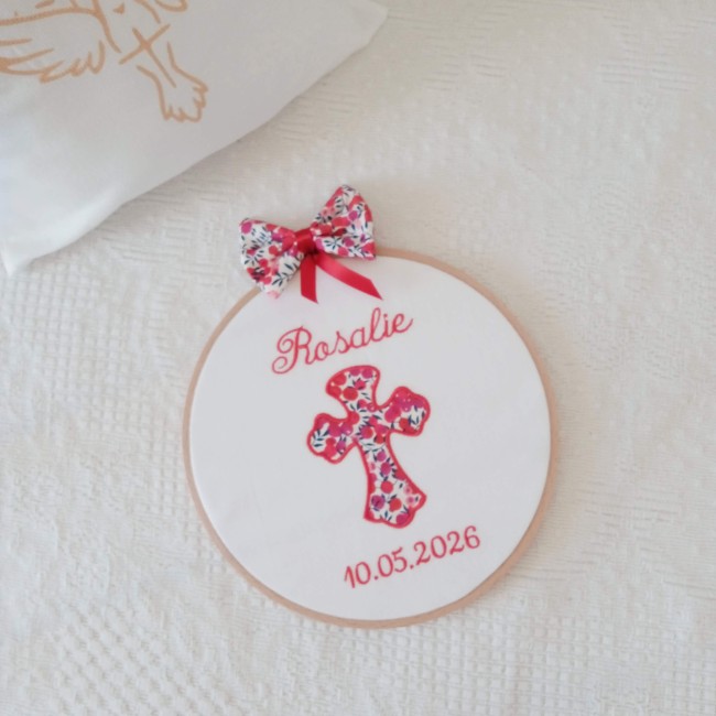 tambour brodé personnalisé avec une croix en appliqué liberty tambour brodé de baptême avec support de médaille, personnalisé avec broderie religieuse et prénom, tissu liberty au choix