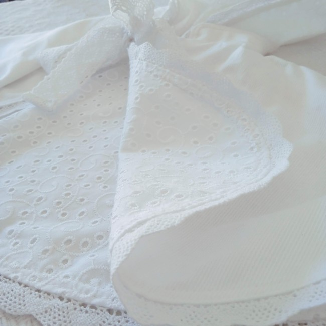 Cape de baptême blanche à capuche, en piqué de coton milleraies doublé de broderie anglaise et bordé d'un feston délicat