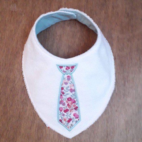 un noeud papillon pour bébé en mode bavoir