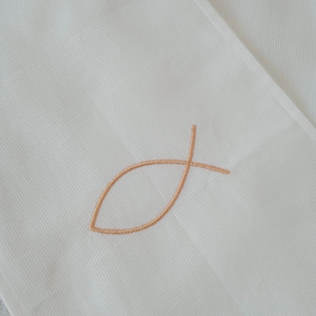 Écharpe de baptême artisanale brodée d’un poisson ICHTHUS toute simple, très épuré, personnalisable prénom/date. Cadeau religieux élégant et symbolique, fait main en coton milleraies blanc