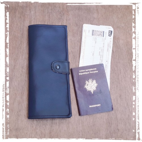 pochette à passeport familial, extérieur en simili (au choix) à personnaliser avec broderie