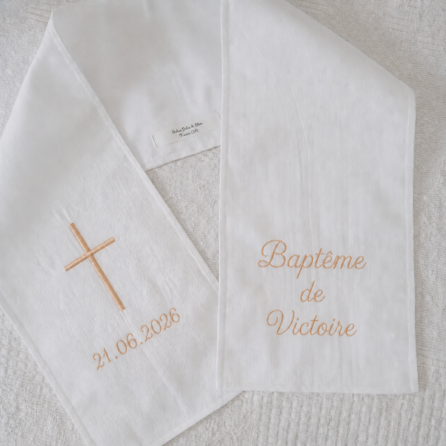 Écharpe de baptême personnalisée brodée avec croix, prénom Victoire et date 21.06.2026 – création artisanale Atelier Jules & Alice