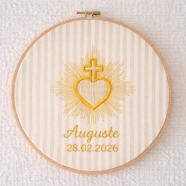 Tambour brodé Sacré-Cœur avec croix, personnalisable prénom et date. Cadeau chrétien idéal pour naissance, baptême ou communion. Création artisanale.