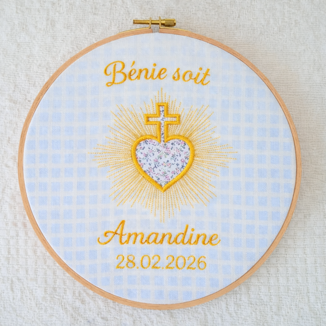 Tambour brodé Sacré-Cœur avec croix, personnalisable prénom et date. Cadeau chrétien idéal pour naissance, baptême ou communion. Création artisanale.