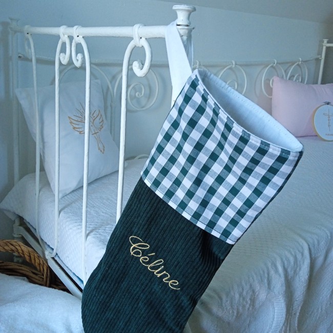 chaussettes de Noël artisanales, élégantes et intemporelles, en velours côtelé et vichy rouge ou vert! personnalisée avec broderie du prénom!