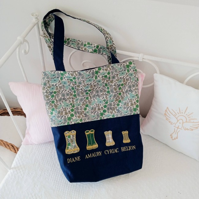Totebag façon cabas bleu marine brodé de quatre bottes de pluie et de prénoms, tissu fleuri