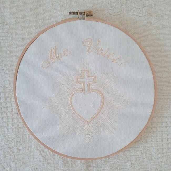 tambour brodé Me Voici avec broderie du sacré coeur en appliqué Broderie anglaise tambour brodé artisanalement - sacré coeur - broderie anglaise - cadeau religieux en souvenir de sacrement catholique