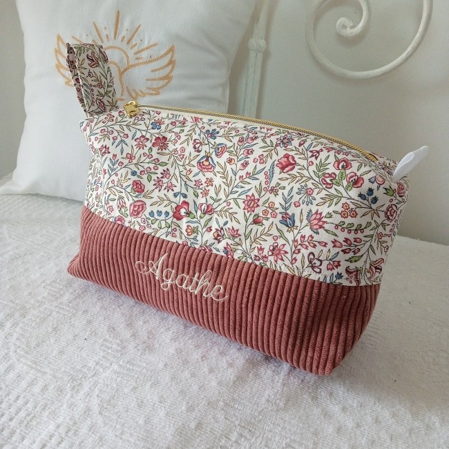trousse de toilette entièrement fait main, et personnalisée! un joli cadeau de naissance, en velours et gaze de coton, tout doux, moelleux. Couleurs et tissus au choix!