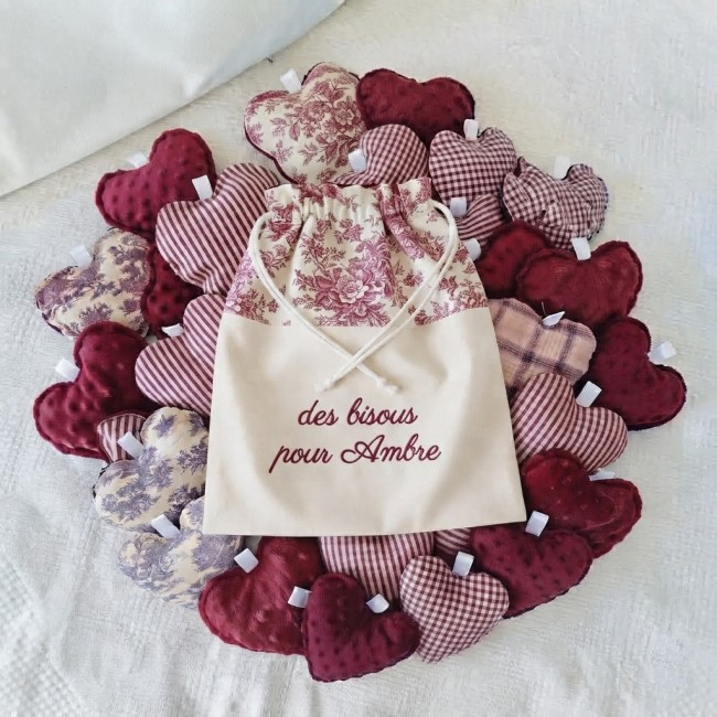 Sac à bisous personnalisé bicolore écru et bordeaux Sac à bisous plat bicolore écru et bordeaux avec cœurs assortis et prénom brodé