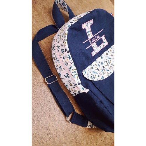 sac à dos maternelle fait main, tissu au choix, personnalisé avec broderie prénom ou dessin, zippé et doté de bretelles ajustable sac à dos maternelle fait main, tissu au choix, personnalisé avec broderie prénom ou dessin, zippé et doté de bretelles ajustable