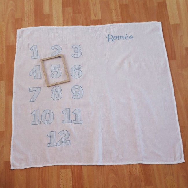 couverture étapes bébé brodé par mois