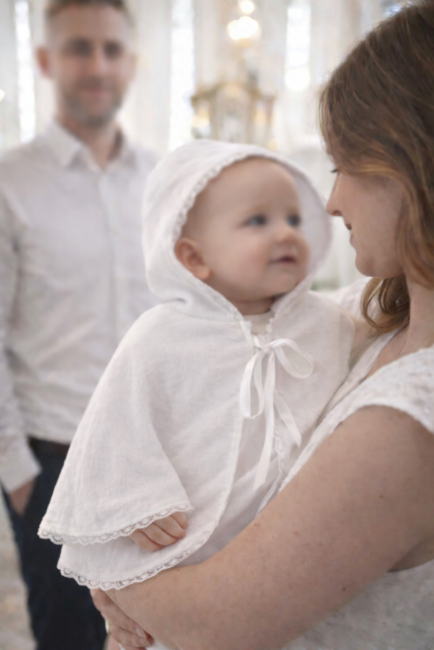 Cape de baptême élégante en lin lavé, héritage familial