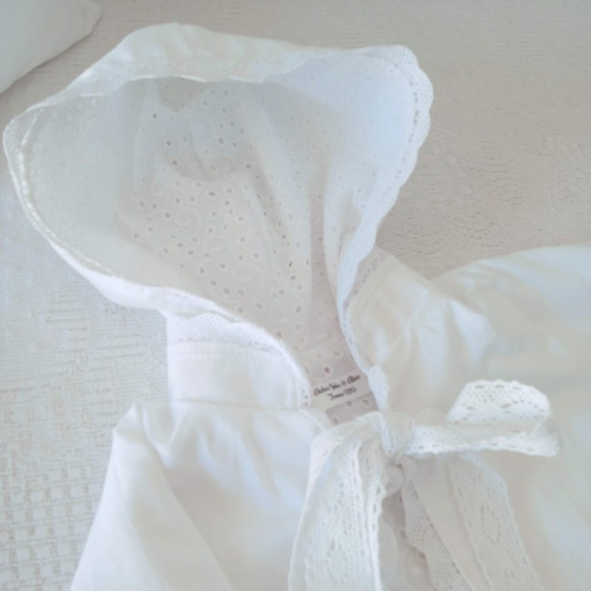 Cape de baptême blanche à capuche, en piqué de coton milleraies doublé de broderie anglaise et bordé d'un feston délicat