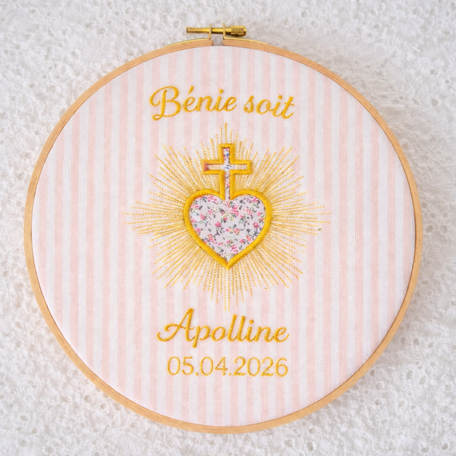 Tambour brodé Sacré-Cœur avec croix, personnalisable prénom et date. Cadeau chrétien idéal pour naissance, baptême ou communion. Création artisanale.