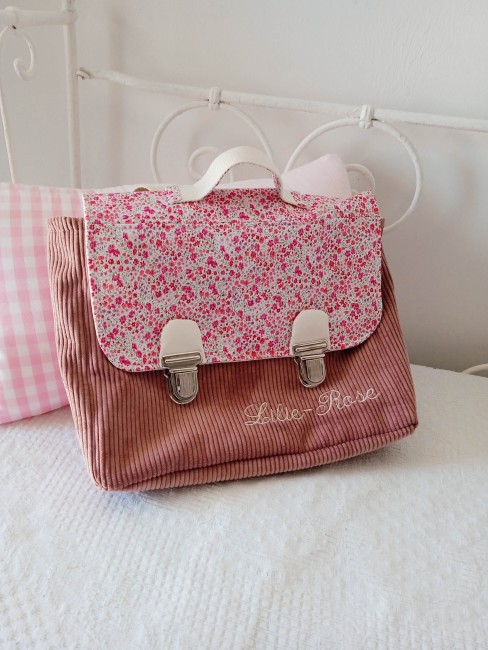 cartable maternelle en velours cotelé et liberty, personnalisé avec broderie prénom joli cadeau personnalisé pour la rentrée en maternelle, cartable tout doux en velours côtelé de la couleur de votre choix, avec broderie prénom
