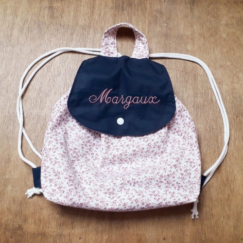 sac à dos maternelle JULES bretelle cordon et rabat, réalisé avec le tissu de votre choix et personnalisable avec broderie